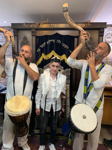 קבלת ספר תורה בר מצווה עם מתופפים